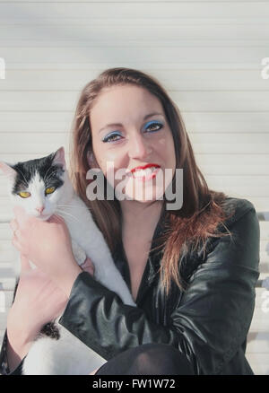 Lächelnde Frau und kleine Katze Stockfoto