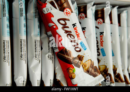 Kinder Bueno (kinder ist Deutsch für "Kinder", Bueno ist Spanisch für "gut" oder "lecker") Stockfoto