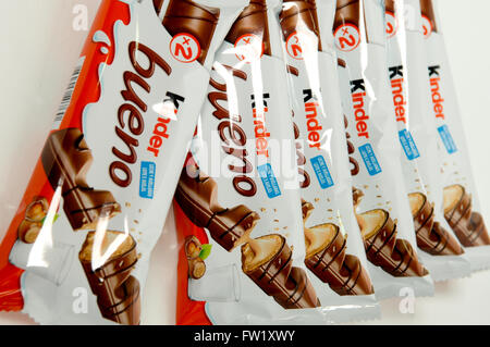 Kinder Bueno (kinder ist Deutsch für "Kinder", Bueno ist Spanisch für "gut" oder "lecker") Stockfoto