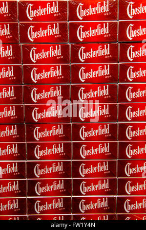 Chesterfield Zigaretten Kartons gestapelt werden für die Lagerung, eine Marke im Besitz von Philip Morris Corporation in den USA. Stockfoto