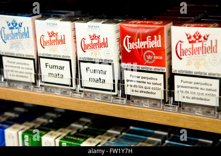 Auswahl an Chesterfield Zigaretten eine Marke im Besitz von der Philip Morris eingetragene Firmen auf den Verkauf in einem Tabakladen. Stockfoto