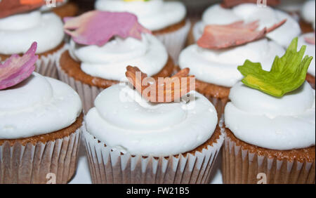 Schokoladentörtchen mit Zuckerguss und Süßigkeiten Blättern dekoriert Stockfoto