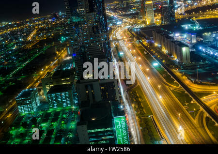 Dubai bei Nacht nach Osten entlang der Sheikh Zayed Road vom U-Bahnhof Emirates Towers entfernt Stockfoto