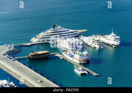 Boote in der Nähe von The Palm in Dubai, Vereinigte Arabische Emirate Stockfoto