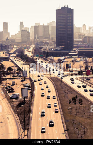 Verkehr bewegt sich entlang einer belebten Straße in Montreal, Kanada, 2016. Stockfoto