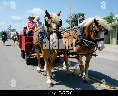 Americus, Kansas, USA, 14. Juni 2014 jährliche Americus Tagen die parade findet auf die 3 Blöcke von Main Street.  Americus ist eine Stadt in Lyon County, Kansas, USA. Als der Volkszählung von 2010 war die Stadtbevölkerung 896. Es ist Teil des Emporia Micropolitan Statistical Area. Bildnachweis: Mark Reinstein Stockfoto