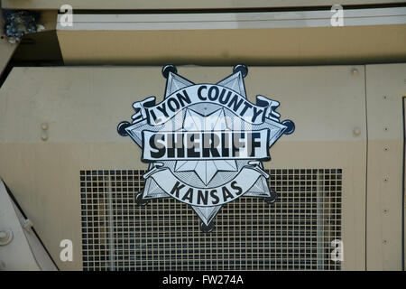 Americus, Kansas, USA, 14. Juni 2014 Sheriffs Aufkleber auf der Seite der neuen MRAP jährliche Americus Tagen die Parade dauert legen Sie auf die 3 Blöcke von Main Street.  Americus ist eine Stadt in Lyon County, Kansas, USA. Als der Volkszählung von 2010 war die Stadtbevölkerung 896. Es ist Teil des Emporia Micropolitan Statistical Area. Bildnachweis: Mark Reinstein Stockfoto