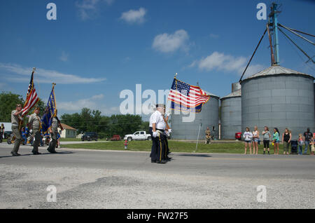 Americus, Kansas, USA, 14. Juni, 14.06.2014 Mitglieder der Emporia Kansas American Legion post Farbe Ableitkabel die Parade. Die jährliche Americus Tage Parade findet am 3 Blocks von Main Street.  Americus ist eine Stadt in Lyon County, Kansas, USA. Als der Volkszählung von 2010 war die Stadtbevölkerung 896. Es ist Teil des Emporia Micropolitan Statistical Area. Bildnachweis: Mark Reinstein Stockfoto