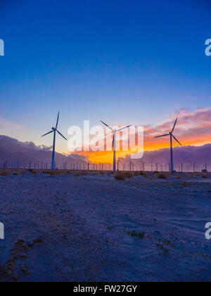 Eines Windparks außerhalb von Palm Springs, Kalifornien, während ein buntes Sonnenuntergang. Stockfoto