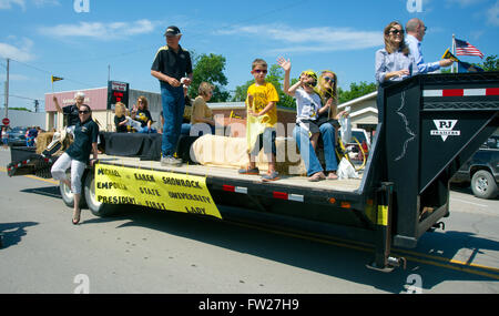 Americus, Kansas, USA, 14. Juni 2014 Emporia State University Präsident Michael Shonrock seine Frau Karen Shonrock und Dr. DeWayne Backhus der Emporia State University ist der Traktor zu fahren.  Die jährliche Americus Tage Parade findet am 3 Blocks von Main Street.  Americus ist eine Stadt in Lyon County, Kansas, USA. Als der Volkszählung von 2010 war die Stadtbevölkerung 896. Es ist Teil des Emporia Micropolitan Statistical Area. Bildnachweis: Mark Reinstein Stockfoto