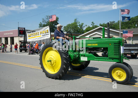 Americus, Kansas, USA, antike 14. Juni 2014 Traktoren fahren in die Parade.  Die jährliche Americus Tage Parade findet am 3 Blocks von Main Street.  Americus ist eine Stadt in Lyon County, Kansas, USA. Als der Volkszählung von 2010 war die Stadtbevölkerung 896. Es ist Teil des Emporia Micropolitan Statistical Area. Bildnachweis: Mark Reinstein Stockfoto