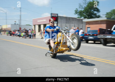 Americus, Kansas, USA, 14. Juni 2014 Mitglieder der arabischen Shriners "Lil Chops" führe Stunts in der Parade.  Die jährliche Americus Tage Parade findet am 3 Blocks von Main Street.  Americus ist eine Stadt in Lyon County, Kansas, USA. Als der Volkszählung von 2010 war die Stadtbevölkerung 896. Es ist Teil des Emporia Micropolitan Statistical Area. Bildnachweis: Mark Reinstein Stockfoto