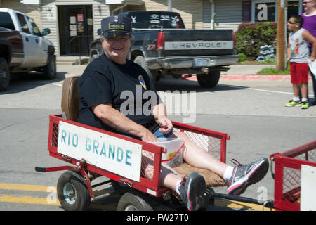 Americus, Kansas, USA, 14. Juni 2014 jährliche Americus Tagen die parade findet auf die 3 Blöcke von Main Street.  Americus ist eine Stadt in Lyon County, Kansas, USA. Als der Volkszählung von 2010 war die Stadtbevölkerung 896. Es ist Teil des Emporia Micropolitan Statistical Area. Bildnachweis: Mark Reinstein Stockfoto