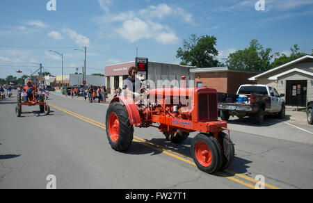 Americus, Kansas, USa, antike 14. Juni 2014 Traktoren fahren in die Parade.  Die jährliche Americus Tage Parade findet am 3 Blocks von Main Street.  Americus ist eine Stadt in Lyon County, Kansas, USA. Als der Volkszählung von 2010 war die Stadtbevölkerung 896. Es ist Teil des Emporia Micropolitan Statistical Area. Bildnachweis: Mark Reinstein Stockfoto