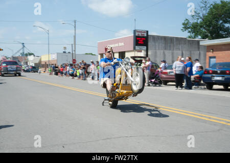 Americus, Kansas, USA, 14. Juni 2014 Mitglieder der arabischen Shriners "Lil Chops" führe Stunts in der Parade.  Die jährliche Americus Tage Parade findet am 3 Blocks von Main Street.  Americus ist eine Stadt in Lyon County, Kansas, USA. Als der Volkszählung von 2010 war die Stadtbevölkerung 896. Es ist Teil des Emporia Micropolitan Statistical Area. Bildnachweis: Mark Reinstein Stockfoto