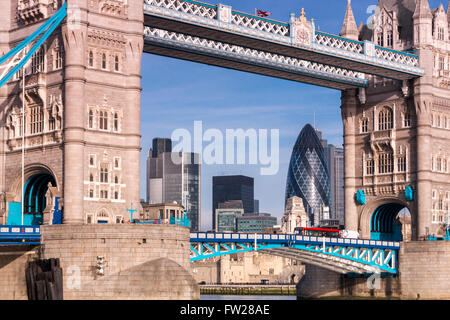 Die City of London, umrahmt von Tower Bridge, London, UK Stockfoto