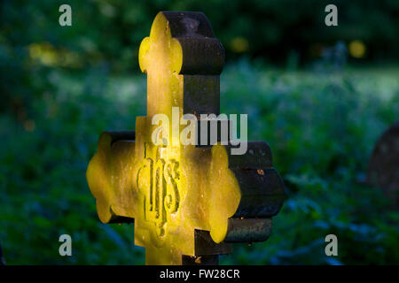 Grabstein Kreuz Stockfoto