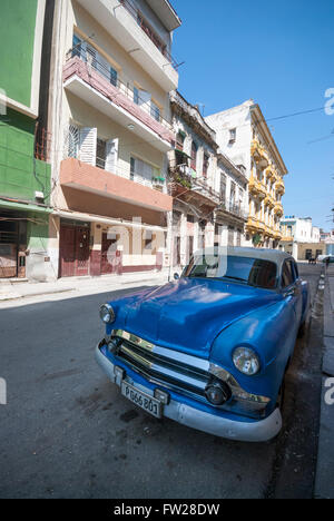 Eine klassische Antike amerikanischen Chevrolet durchmachenden Karosserie arbeiten und parkten in einer Seitenstraße in Zentral-Havanna-Kuba Stockfoto