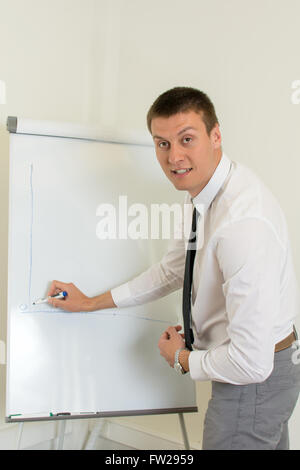 Zuversichtlich junger Mann vor einem flipchart Stockfoto