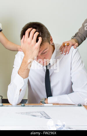 Eine stimmungsvolle Jungunternehmer bei der Arbeit zu unterstützen Stockfoto