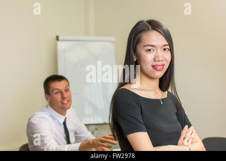 Zuversichtlich Asiatin führend im Büro Stockfoto