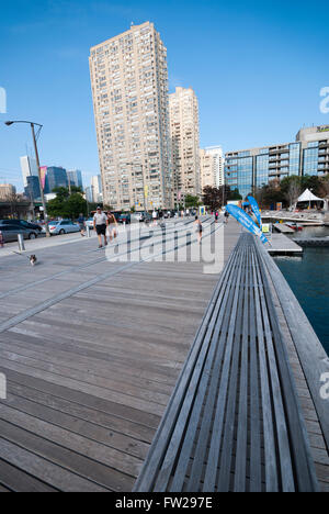 Die Simcoe Welle Deck ist ein urban Kunstprojekt in Toronto Harbourfront soll die Wellenbewegung des Ontariosees emulieren Stockfoto