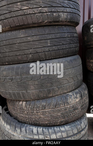 Pkw-Reifen verwendet. Close-up Stockfoto