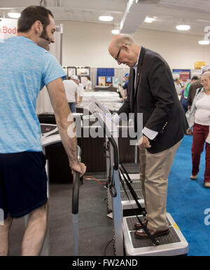 Hutchinson, Kansas, USA, 12. September 2015 Senator Pat Roberts versucht ein Trainingsgerät an der Kansas State Fair.  Bildnachweis: Mark Reinstein Stockfoto