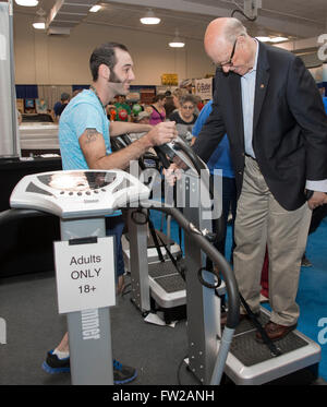 Hutchinson, Kansas, USA, 12. September 2015 Senator Pat Roberts versucht ein Trainingsgerät an der Kansas State Fair.  Bildnachweis: Mark Reinstein Stockfoto