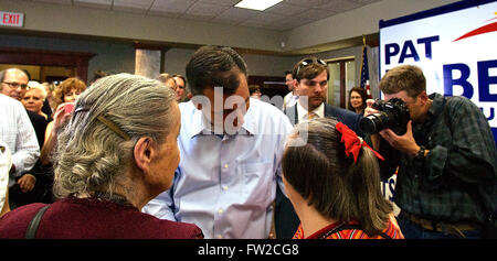 Wichita, Kansas, USA, 9. Oktober 2014 Senator Ted Cruz begrüßt Fans nach Rallye Credit: Mark Reinstein Stockfoto