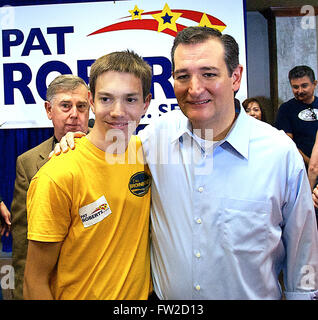 Wichita, Kansas, USA, 9. Oktober 2014 Senator Ted Cruz begrüßt Fans nach Rallye Credit: Mark Reinstein Stockfoto