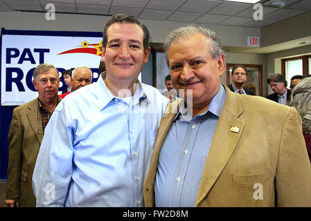 Wichita, Kansas, USA, 9. Oktober 2014 Senator Ted Cruz schließt sich Senator Pat Roberts und Tom Coburn bei einer Kundgebung in Wichita heute Senator Roberts stockenden Kampagne in einem Rennen gegen unabhängige Greg Orman steigern.  Senator Ted Cruz posiert mit Mario Goico, Kansas State Vertreter aus dem 94. Bezirk in Wichita. Goico stammt aus Kuba und war 32 Jahre lang in den USA. Luftwaffe vor dem Schlafengehen. Credeit: Mark Reinstein Stockfoto