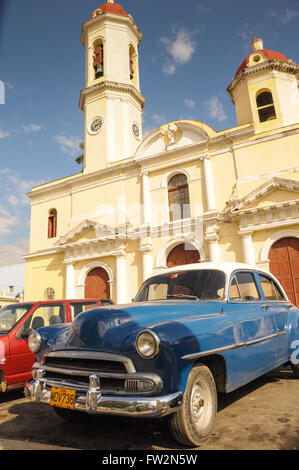 CIENFUEGOS, Kuba - 21. Januar 2013 Classic American Parkplatz ulica in Cienfuegos,Cuba.Cuba ist bekannt für die Schönheit seiner v Stockfoto