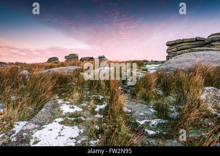 Kalten und frostigen Morgen wandern auf Hils im Dartmoor National Park, Devon, UK. Stockfoto