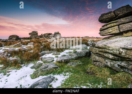 Kalten und frostigen Morgen wandern auf Hils im Dartmoor National Park, Devon, UK. Stockfoto