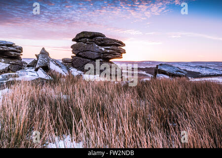 Granit-Tor am frostigen Morgen bei Sonnenaufgang in Dartmoor, England. Stockfoto