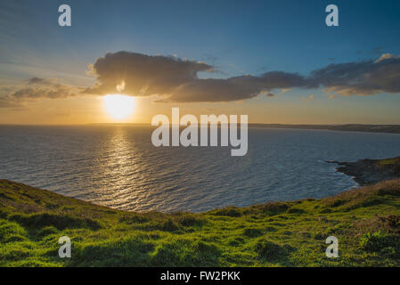 Dramatischen Sonnenuntergang an Cornwalls Küste über Atlantik, malerische Landschaft Stockfoto