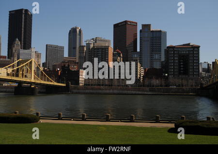 Pittsburgh-Sky-Line mit der Andy Warhol-Brücke Stockfoto