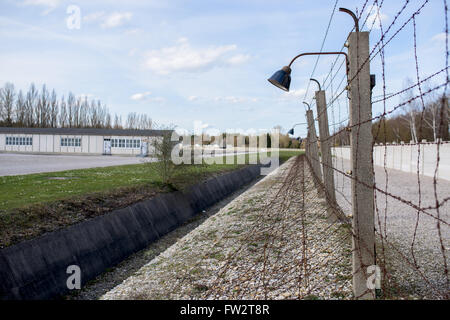 Zaun und Mauer um die KZ-Gedenkstätte Dachau Stockfoto