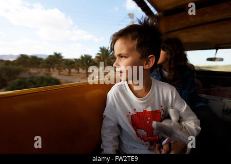 Junge auf Safari durch ein Fernglas schauen Stockfoto