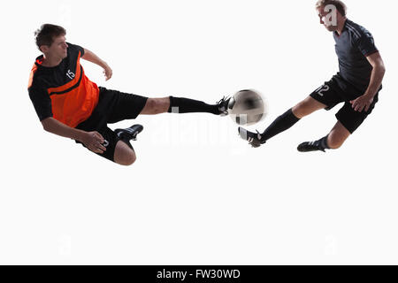 Zwei Fußball-Spieler einen Ball Fußball Stockfoto