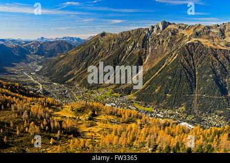 Chamonix-Tal von Chamonix und der Brevent Gipfel der Bergkette Aiguilles Rouges, Chamonix, Savoyen, Frankreich Stockfoto