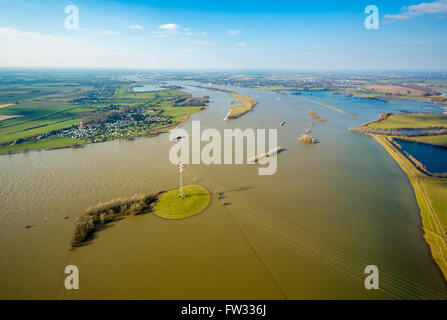 Luftaufnahme der Rhein Hochwasser und Überlandleitungen Linie stehend auf einer Insel im Wasser zwischen Wesel und Rees, Niederrhein Stockfoto