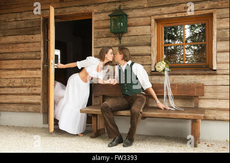 Brautpaar vor einer alpine Berghütte Stockfoto