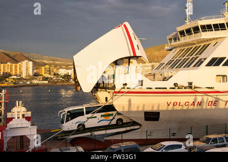 Bus fahren von der Fähre Volcan de Taburiente, Fähre Hafen Los Cristianos, Teneriffa, Kanarische Inseln, Spanien Stockfoto