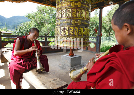 Mönche spielen Gyalings, Tempe Tempel, Punakha Bezirk, Bhutan Stockfoto