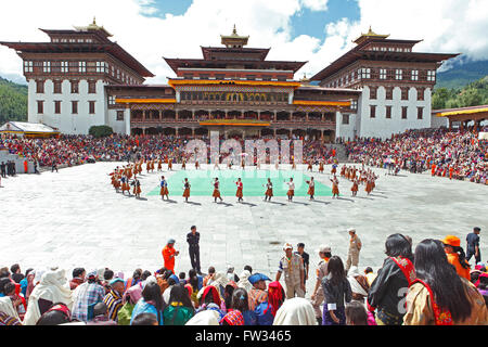 Tänzer und Zuschauer auf dem Tashichho Dzong Kloster Festival, Thimphu, Bhutan Stockfoto