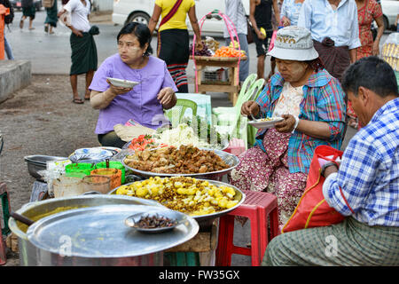 Street-Food-Restaurant in Yangon, Myanmar Stockfoto