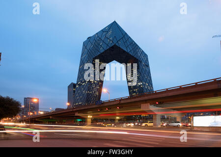 Peking, China, 25. Oktober 2015. Die CCTV-Zentrale in Peking in der Nacht. Die CCTV Headquarters ist ein 234 m (768 Füße), 44-Sto Stockfoto