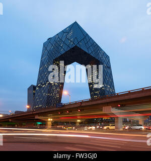 Peking, China, 25. Oktober 2015. Die CCTV-Zentrale in Peking in der Nacht. Stockfoto